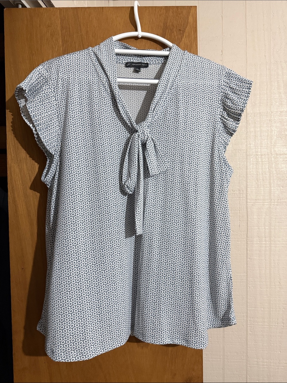 Adrianna Papell White & Gray Tie-Neck Cap Sleeve Blouse